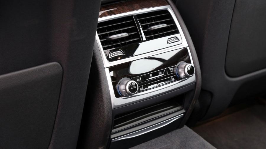 Детали интерьера BMW 740e iPerformance (G11) 2018 года  (NA) (фото 14 из 40)